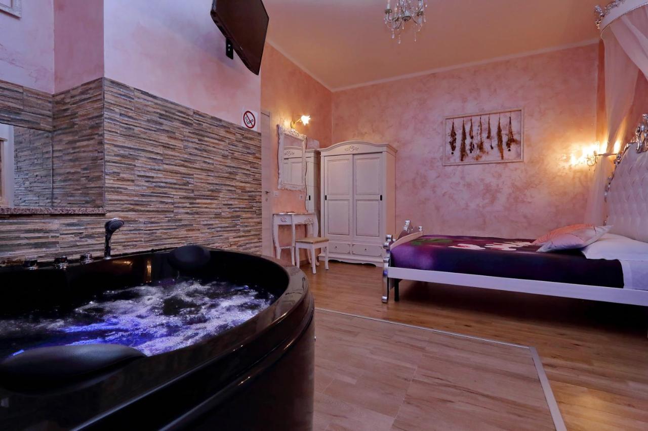 Deluxe Rooms And Chilling Jacuzzi Suite Guesthouse Рим Екстер'єр фото